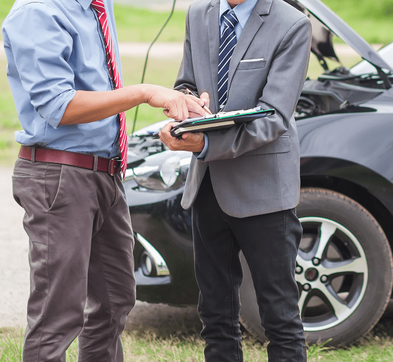 KFZ-Sachverständiger vor Ort